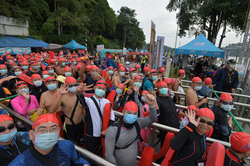 日月潭萬人泳渡活動今天早上登場，2萬多名泳客依序下水。   圖 :  南投縣政府 / 提供
