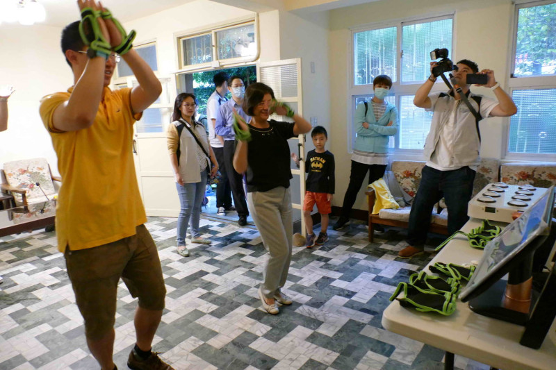衛生局長陳潤秋與現場民眾合力挑戰跳舞機跳完一首歌曲。    圖：新北市衛生局 / 提供