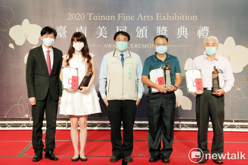 「2020年台南美展」得獎作品即日起於文化中心各藝廊展出，台南市政府今日於台糖長榮酒店舉行得獎者頒獎典禮。   圖：黃博郎／攝