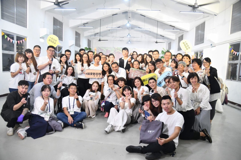 侯友宜市長與40位幸運粉絲共進「我的新北市產地餐桌派對」饗宴。 圖:新北市新聞局提供