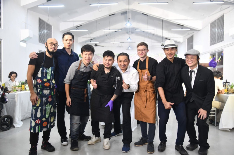 「我的新北市產地餐桌派對」聘請主廚陳首宏Avery(左四)將新北在地食材入菜,打造全新創意套餐。 圖:新北市新聞局提供