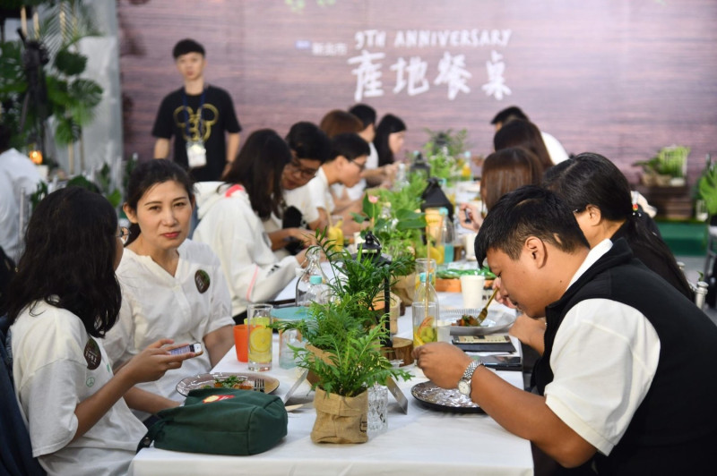 我的新北市9週年邀請40位粉絲饗用新北在地食材創意料理，與粉絲互動、「搏感情」。   圖：新北市新聞局提供