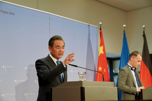 中國外交部長王毅（左起）9月訪問歐洲各國，強硬姿態惹人嫌，連一向親中的德國外長馬斯都不想理他。   圖：翻攝自中國外交部官網