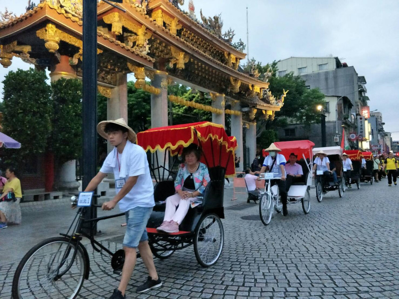 大龍峒推出最新旅遊方式：搭三輪車聽導覽，有如穿越時光。   圖：台北市商業處／提供