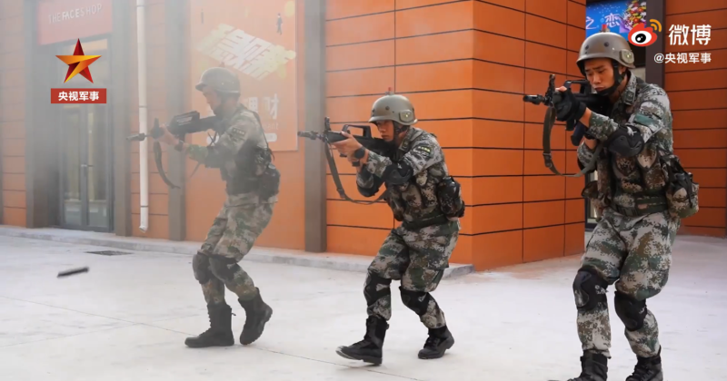中國《央視軍事》公開解放軍「攻台先鋒」部隊演練影片。   圖：翻攝自央視軍事