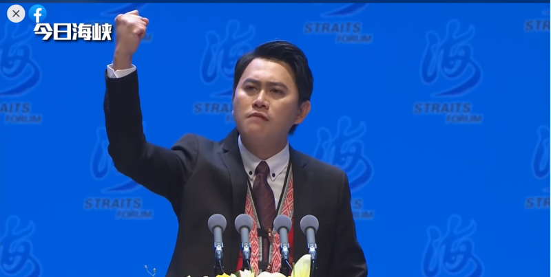 在第12屆海峽論壇大會上，來自台灣花蓮的阿美族青年楊品驊，在發言中，突然舉手高喊：「我來自台灣的部落，我是驕傲的中國人。」   圖：擷自「今日海峽」臉書官方粉專