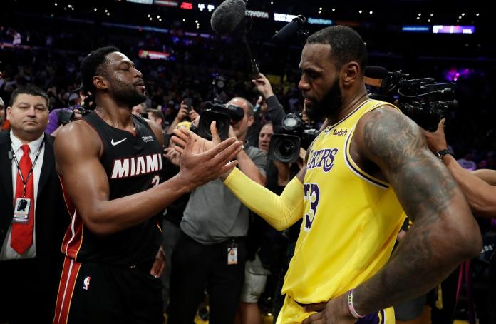 Dwyane Wade(左)退役前和好友LeBron James最後一次交手。   圖／美聯社／達志影像