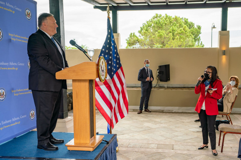 美國國務卿蓬佩奧（左）展開訪問南歐4國之旅，首站到訪希臘，受到該國歡迎。   圖：翻攝自蓬佩奧推特