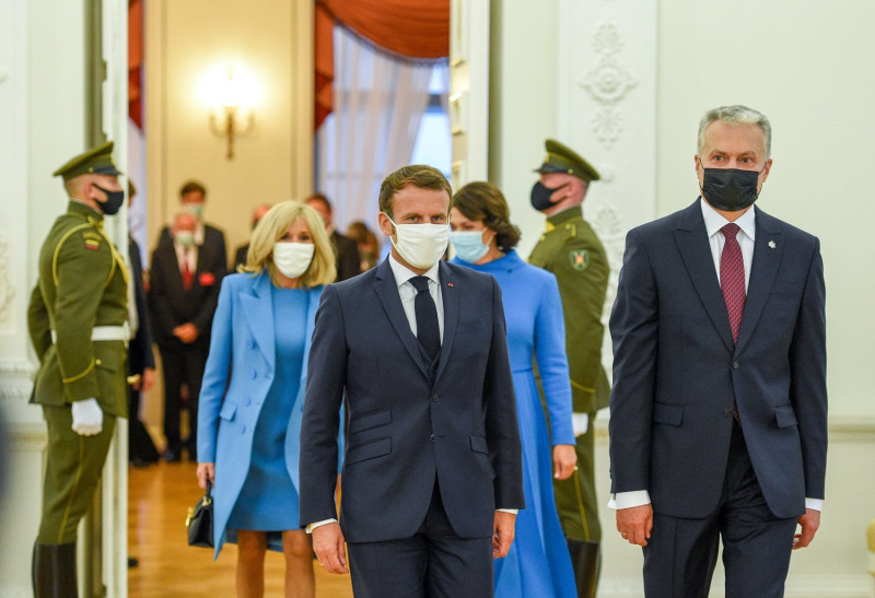 法國總統馬克宏（前排左起）訪問立陶宛，會晤立陶宛總統瑙塞達，成為20年來首訪波羅的海國家的法國元首。   圖：翻攝自瑙塞達推特