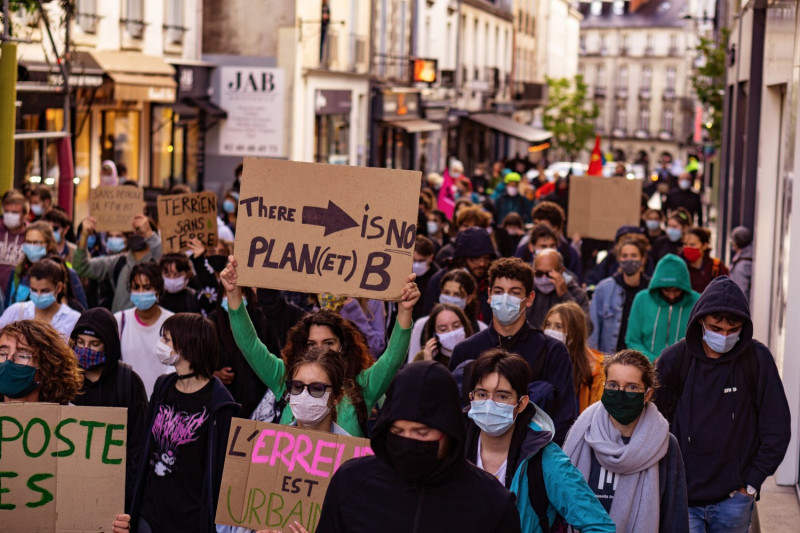 歐美氣候抗議運動並未因疫情擴散中斷，反倒持續擴大。   圖：取自Youth For Climate Nantes推特 