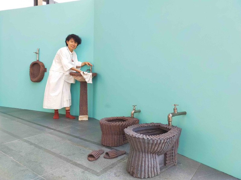 以藍綠色牆面搭建衛浴空間，創作一件件逼真的居家物件，打造出放鬆及私密的角落。   圖：鶯歌陶博館提供