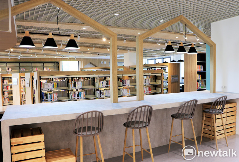 林口西林閱覽室打造日光與書香為伴的「閱讀餐廳」，希望讓大家買完菜之後，有個舒適的地方可以歇歇腳、看看書。    圖：王峻昌／攝