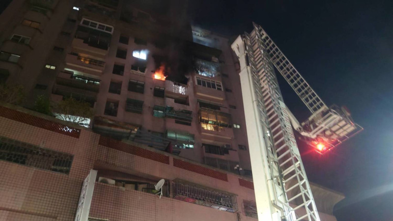 嘉義市保健街大樓民宅29日晚間發生氣爆火警，消防局升起雲梯車搶救。   圖：嘉義市消防局/提供