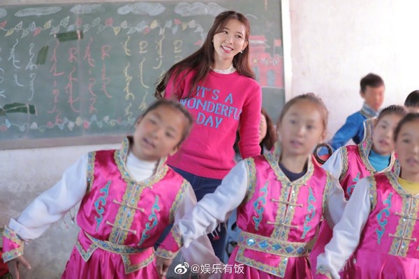 林志玲去年前往內蒙古進行慈善活動，陪當地小孩唱《我和我的祖國》。   圖：翻攝微博