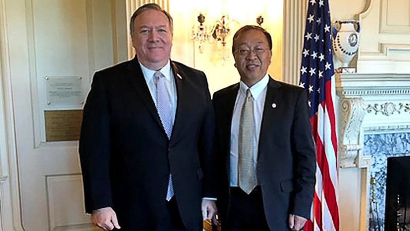 美國國務卿蓬佩奧（左）的首席中國政策顧問余茂春（右）。   圖：翻攝自美國國務院（資料照）