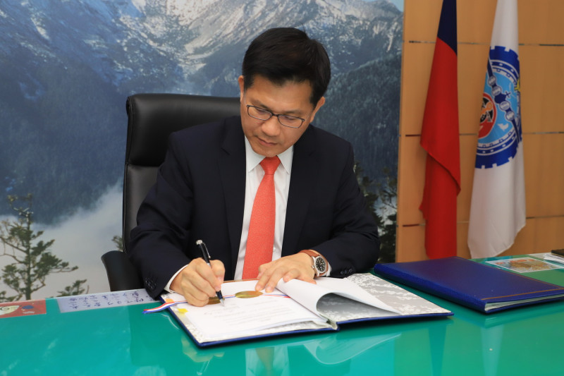 交通部長林佳龍於台北市簽署台灣與貝里斯航空服務協定。   圖：交通部/提供
