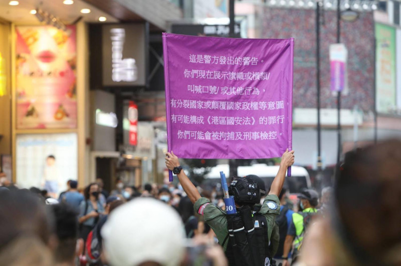 港警多次舉起為《港版國安法》設計的紫旗，警告示威者勿展示有分裂國家或顛覆國家政權等意圖的旗幟、口號。   圖：翻攝自香港警察臉書