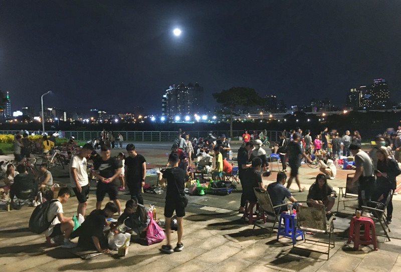 今天是中秋假期第一天，台北地區經過連續多日的雨天後天氣防晴，台北馬場町公園聚滿了烤肉人潮，明月、晚風與音樂聲中，眾人一起歡度屬於台灣人獨有的中秋烤肉趴踢。   圖：張良一/攝