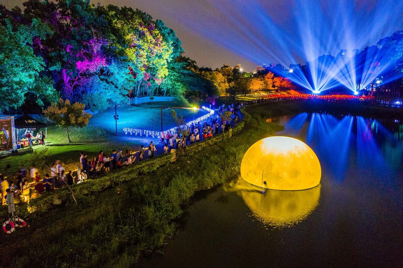 嘉義市北香湖公園的光織影舞絢爛奪目，中秋夜吸引大批民眾湧入。   圖：嘉義市政府/提供