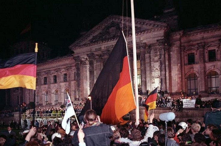 1990年10月3日，東西德民眾在柏林帝國議會前慶賀統一。30年過去，雙邊仍有些不平等現象。   圖：德國聯邦檔案局（Bundesarchiv）提供/版權規定：CC BY-SA 3.0 de