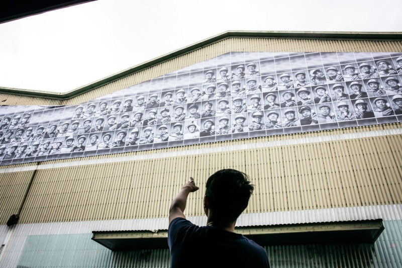 法國街頭藝術家JR與攝影師林科呈合作，以202幅大型拼貼肖像向電力無名英雄致敬。   圖：台電／提供