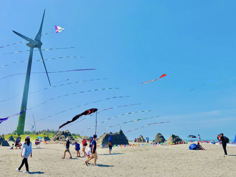 台中大安海濱風箏衝浪邁入第8年，運用秋冬海風優勢大玩風箏衝浪。   圖：台中市觀旅局／提供