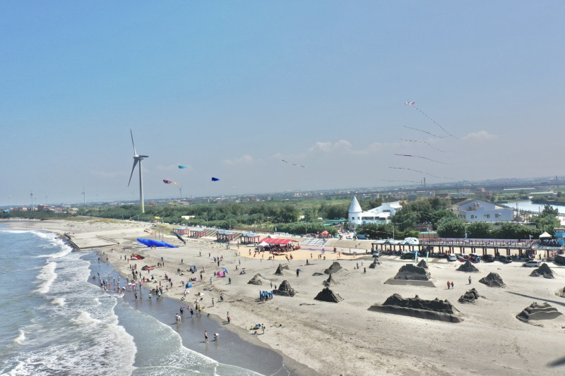 現場除了觀看各色風箏在空中飄揚，還有4場次岸上體驗初步探索風箏衝浪樂趣。   圖：台中市觀旅局／提供