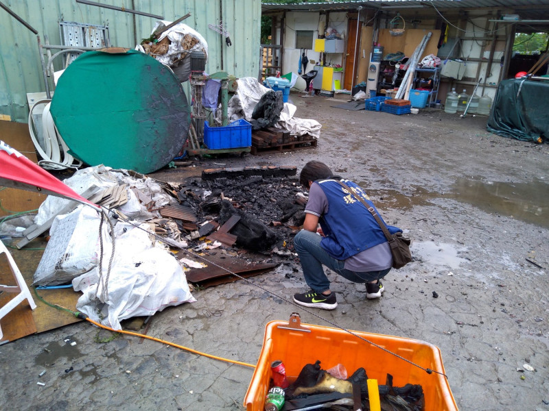 環保局稽查員巡查發現回收業者露天燃燒廢棄物，現場責令撲滅火勢，再從灰燼中調查燃燒廢棄物。   圖：新北市環保局  / 提供