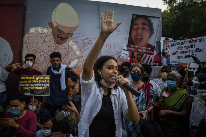 日前印度19歲少女被輪暴致死，引發全國示威潮，寶萊塢女星Swara Bhaskar也現身示威活動。   圖：達志影像/美聯社