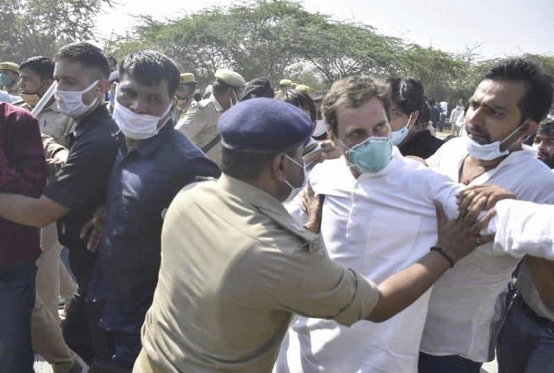 印度反對黨國大黨領袖拉胡爾．甘地欲前往探視被害人家屬，卻遭北方省警方在高速公路攔截並短暫拘留。 圖：達志影像/美聯社