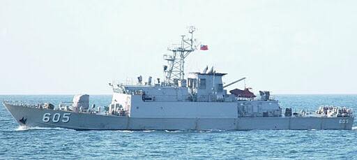 海軍則是以24海浬為「鄰接區」，在基隆港的海軍131艦隊就會派出錦江級巡邏艦（配有雄二、雄三反艦飛彈）嚴密監控。   圖片來源：王定宇臉書