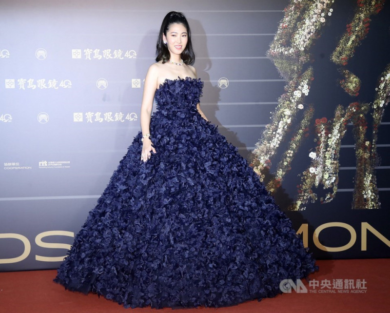 創作歌手王若琳以一身深色羽狀禮服盛裝出席。   圖：中央社提供