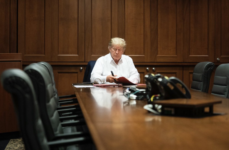 美國總統川普伊凡卡在推特PO出川普獨自在病房工作的照片。   圖：翻攝自伊凡卡（Ivanka Trump）推特
