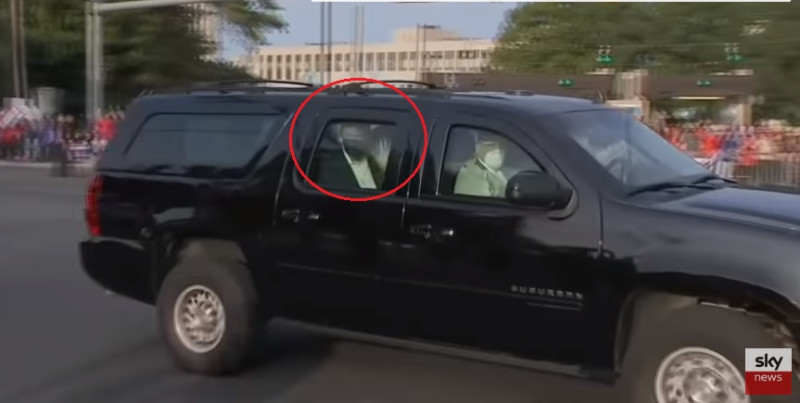 美國總統川普（紅圈處）確診武漢肺炎，卻短暫搭防護車離開醫院，在附近街道向支持者致意，嚇壞一票醫生。   圖：翻攝自YouTube/Sky News