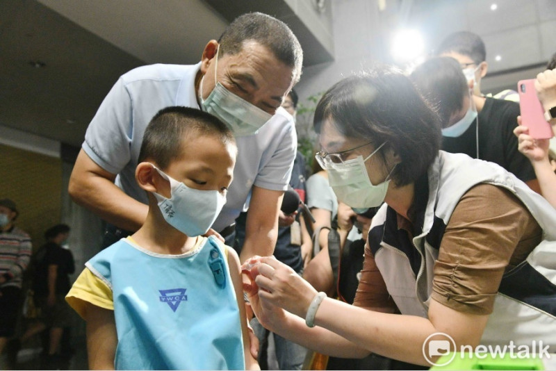 新北市長侯友宜鼓勵民眾接種流感疫苗，並觀看小朋友接種情形。   圖：王峻昌／攝 