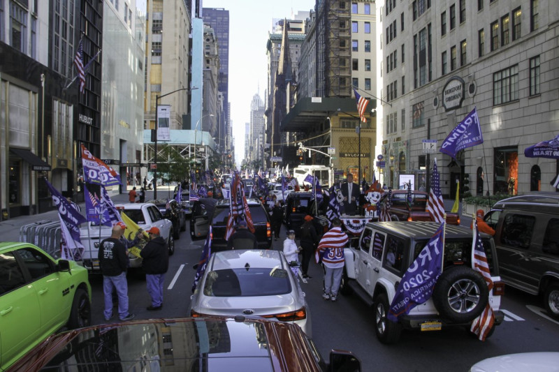 全美各地都有群眾發起為川普祈禱活動，圖為民眾在紐約第五大道上的集會。   圖：翻攝自美國主持人Dan Cirucci推特