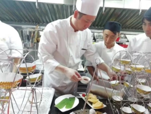 徐天民今年6月曾接受《北京日報》訪問，表示自己在2013年從湖南來香港當廚師，不到一年就升為後廚主管，收入也提高了不少。   圖:翻攝自北京日報
