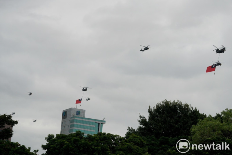 兩架CH-47SD直升機懸掛兩幅巨型國旗和7架UH-60M直升機在上午7:01首先通過總統府前上空。   圖：張良一/攝