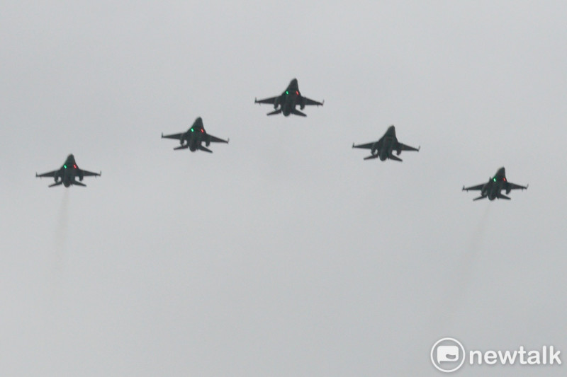 空軍的五架F-16V戰機以大雁編隊隊形通過總統府上空，戰機的巨大引擎聲響，場面相當震撼。   圖：張良一/攝