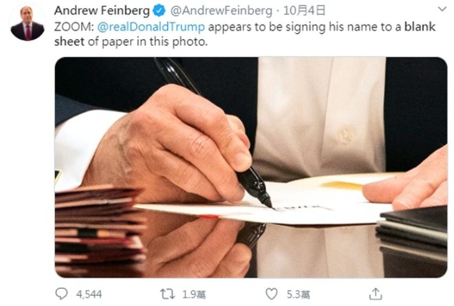 有眼尖的記者發現，川普簽名的「文件」疑似只是「白紙一張」。   圖：翻攝Andrew Feinberg推特