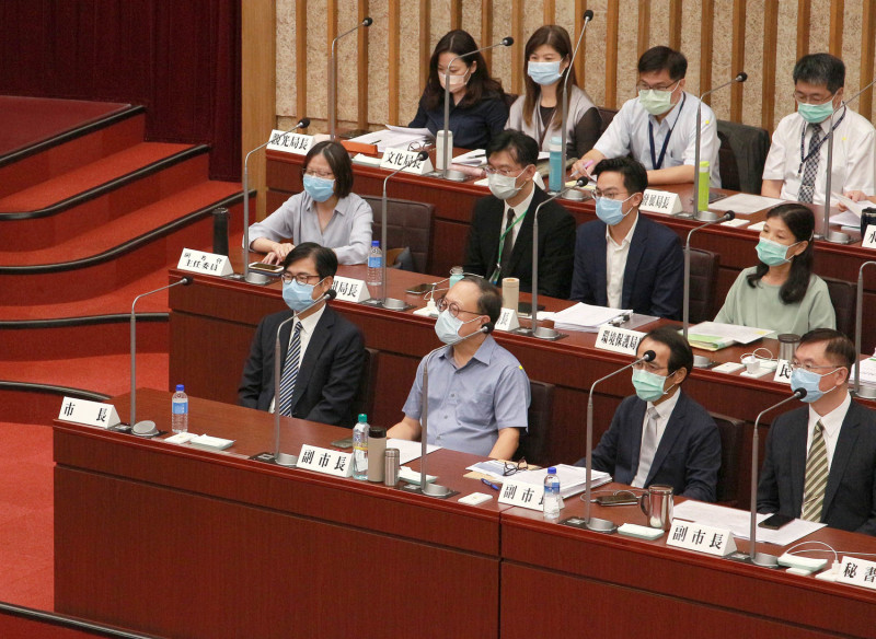 陳其邁(前排左一)至市議會列席備詢。   圖：高雄市政府／提供