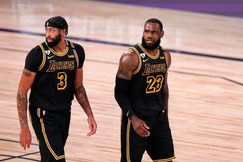 「一眉哥」Anthony Davis(左)、「詹皇」LeBron James穿曼巴球衣沒輸過。   圖／美聯社／達志影像