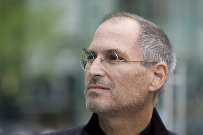 蘋果創辦人賈伯斯（Steve Jobs）的第一份求職信開放實體及NFT數位版同步競標。   圖：取自庫克推特