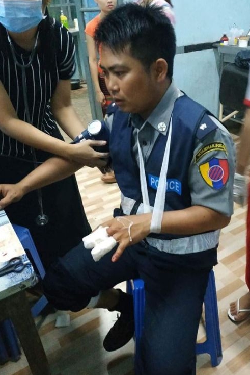 昨(5日)緬甸不明人士將一枚炸彈投擲到巡邏車上，炸死3名警察與1位民眾，截至目前為止共10人受傷。   圖 : 翻攝自緬甸中文網