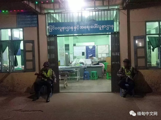緬甸不明人士將一枚炸彈投擲到巡邏車上，炸死3名警察與1位民眾，事件發生後緬甸警察持長槍在警局前戒備。   圖 : 翻攝自緬甸中文網