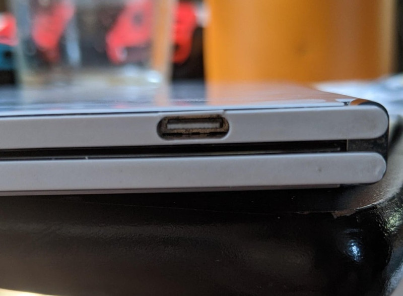 購買Surface Duo手機的用戶反應，機底的充電接口外框出現斷裂情形。   圖：取自Reddit論壇