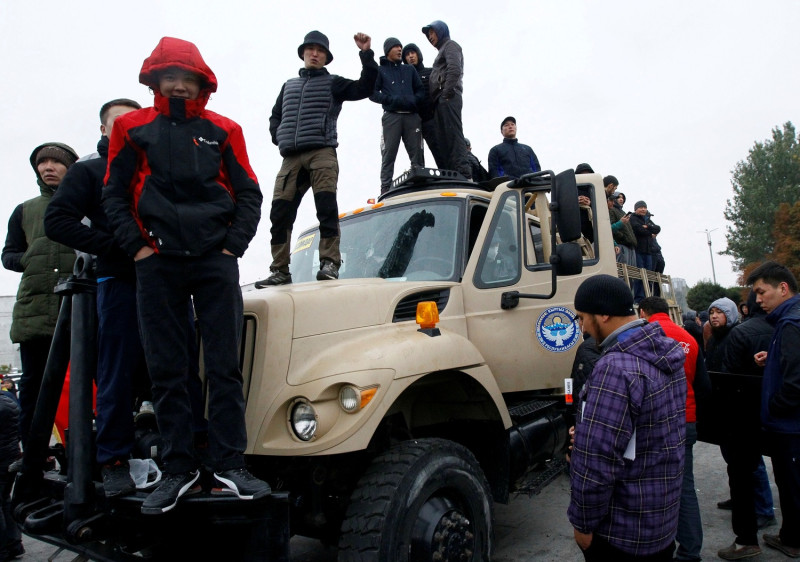 抗議議吉爾吉斯國會選舉結果，示威者站在汽車頂上抗議。   圖：達志影像/路透社
