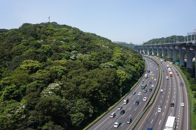 高公局估計國慶連假首日車潮會最多，建議用路人挑好時段再上路。   圖：翻攝自高速小飛力臉書專頁