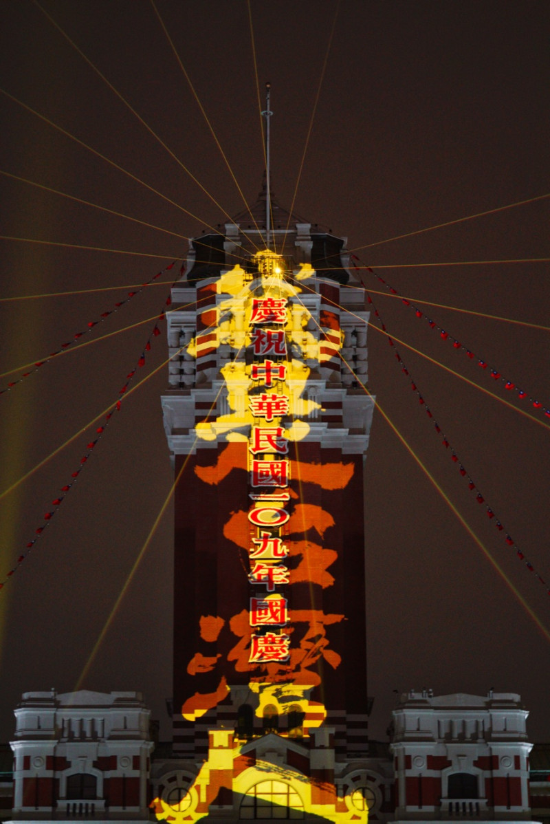 國慶光雕展今晚登場，「我是台灣人」字樣投射在總統府塔樓上，令人動容！   圖：張良一/攝