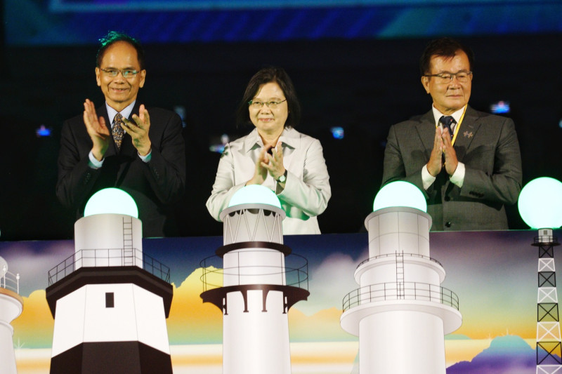 總統蔡英文、立法院長游錫堃和文總副會長江春男共同為光雕展點燈。   圖：張良一/攝